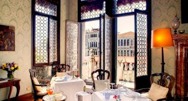 Private gondola ride and dinner in a noble palace